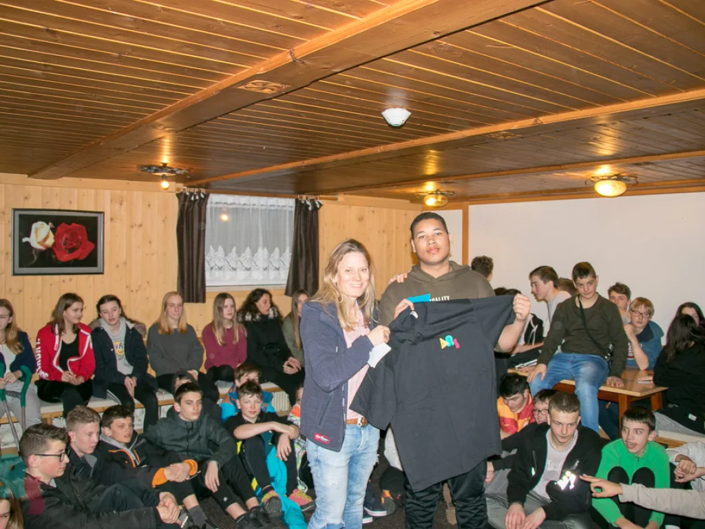Ein Pullover wird bei der Abendveranstaltung gezeigt.